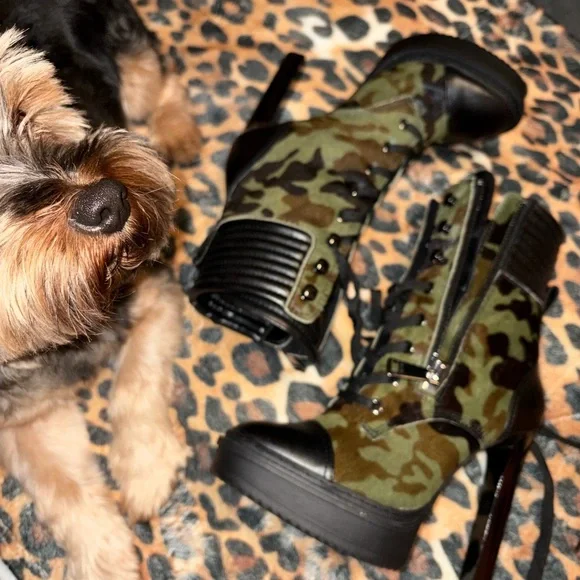 DKNY Steffi camouflage calf hair high heel platform lace zip boots Leather
Camo - Picture 14 of 15